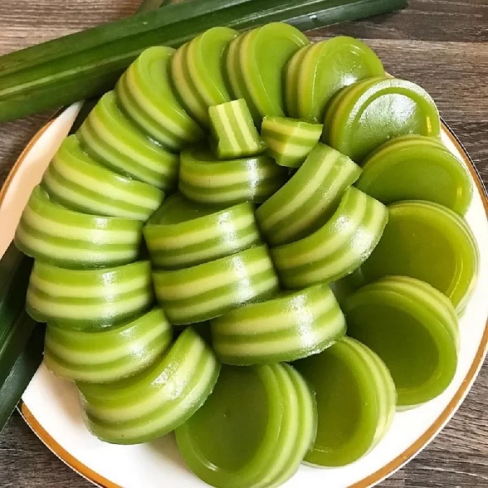 Bánh da lợn( gấc, lá dứa, dừa nhân đậu xanh)